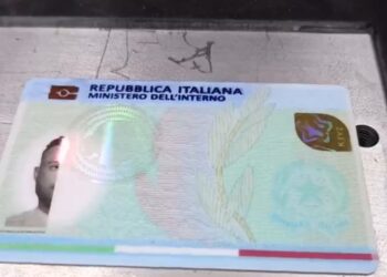 Shikoni si falsifikohen me lazer dokumentet italiane. Prokuroria Tiranë godet bazën e falsifikimit, arreston IT-në e gjykatës (Video)