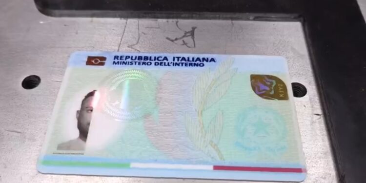 Shikoni si falsifikohen me lazer dokumentet italiane. Prokuroria Tiranë godet bazën e falsifikimit, arreston IT-në e gjykatës (Video)