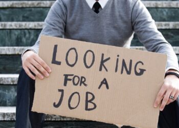 Të rinjtë shqiptarë duan paga 800 – 1200 Euro