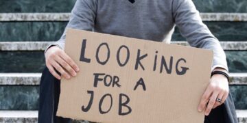 Të rinjtë shqiptarë duan paga 800 – 1200 Euro