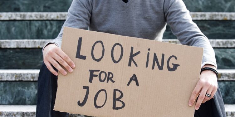 Të rinjtë shqiptarë duan paga 800 – 1200 Euro