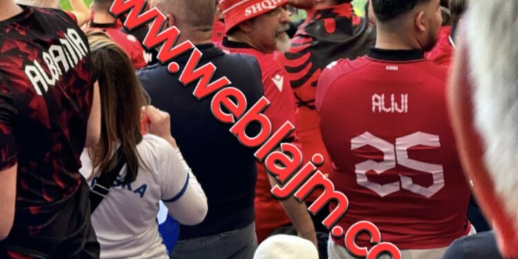 Kreu i grupit Socialist nga Parlanenti në Hamburg me bluzë të dedikuar