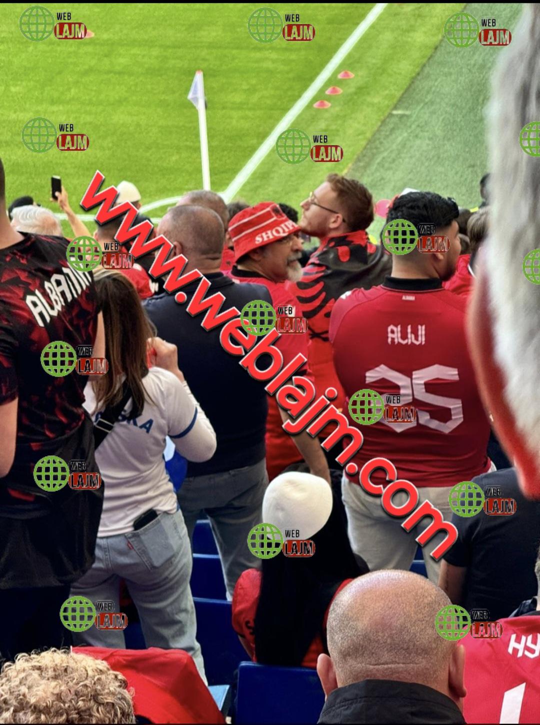 Kreu i grupit Socialist nga Parlanenti në Hamburg me bluzë të dedikuar