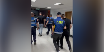 “Do të sjell një gru me vajzën 15 vjeç”, bisedat mes policit dhe organizatorit për kalimet ilegale nga Rinasi: Do vij me 500 sot (Dosja)