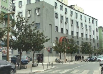 Gjykata i lë të presin jashtë, avokatët e Durrësit bojkotojnë seancat gjyqësore (Dokumenti)