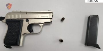 Me pistoletë në çantë, arrestohet 23-vjeçari në aeroportin e Rinasit