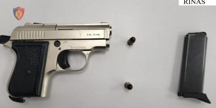 Me pistoletë në çantë, arrestohet 23-vjeçari në aeroportin e Rinasit