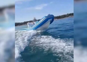 Shkelën perimetrin e sigurisë në det, bllokohen 2 mjete lundruese në Palasë dhe Zvërnec. Gjoba 1 milion Lekë (Video)