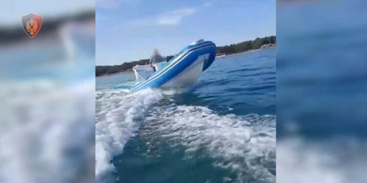 Shkelën perimetrin e sigurisë në det, bllokohen 2 mjete lundruese në Palasë dhe Zvërnec. Gjoba 1 milion Lekë (Video)