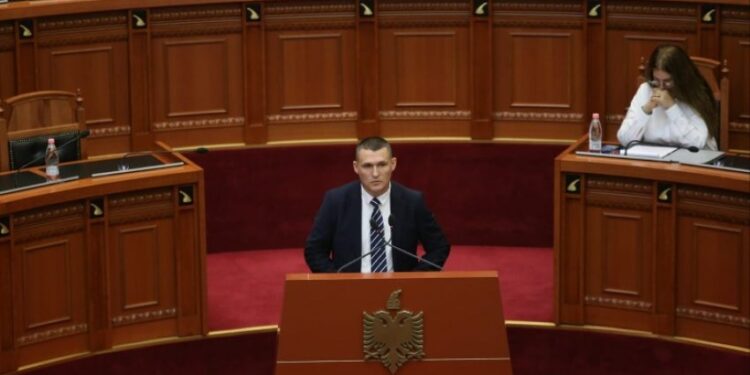 Spak të heq poturet, jo si në Berat me Mushkë Luksoze (40 mijë euro)