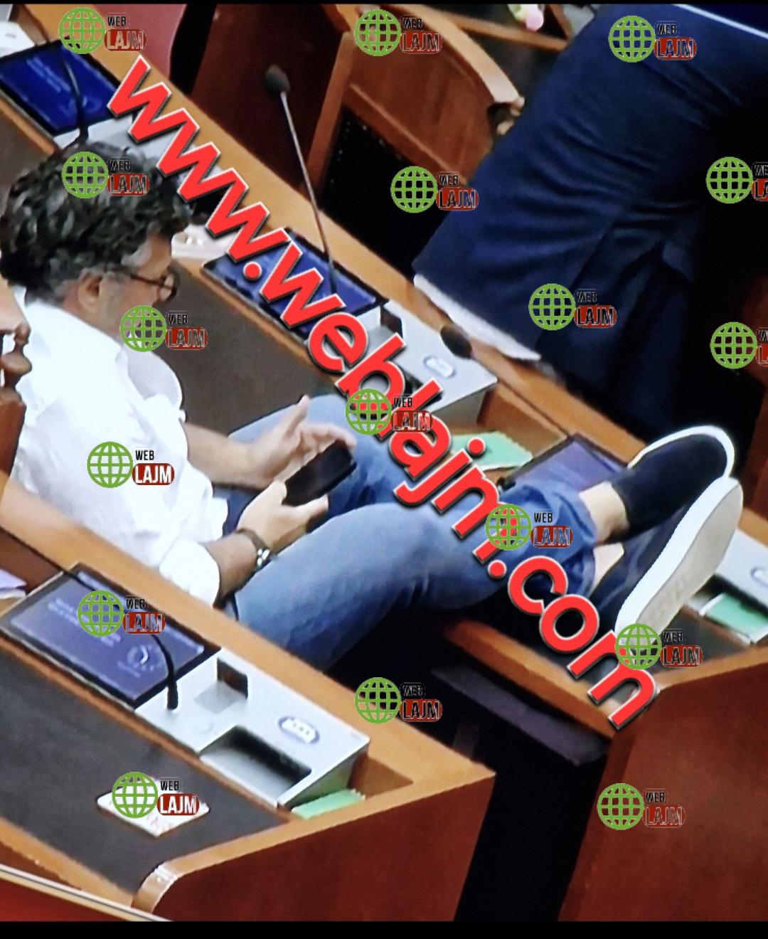 Deputeti i Opozitës përdhos Parlamentin/ Pamje të Shëmtuara