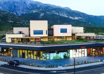 Qendra e vetme tregtare ne rivierën shqiptare. 20 njësi tregtimi dhe shërbimesh