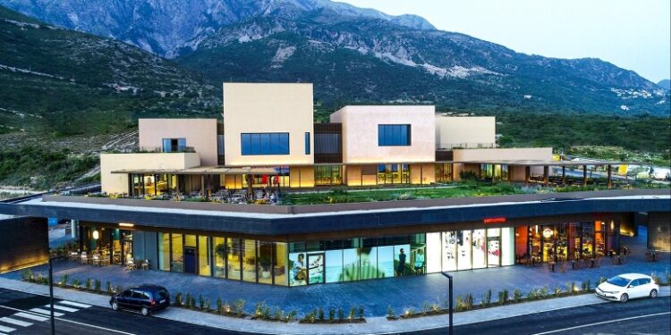 Qendra e vetme tregtare ne rivierën shqiptare. 20 njësi tregtimi dhe shërbimesh