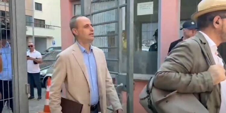 GJKKO i heq arrestin bosit të OPEL, Gazmend Haxhia mohon akuzat, hetohet nga SPAK në dosjen e vjedhjes së fondeve të SASPAC / VIDEO
