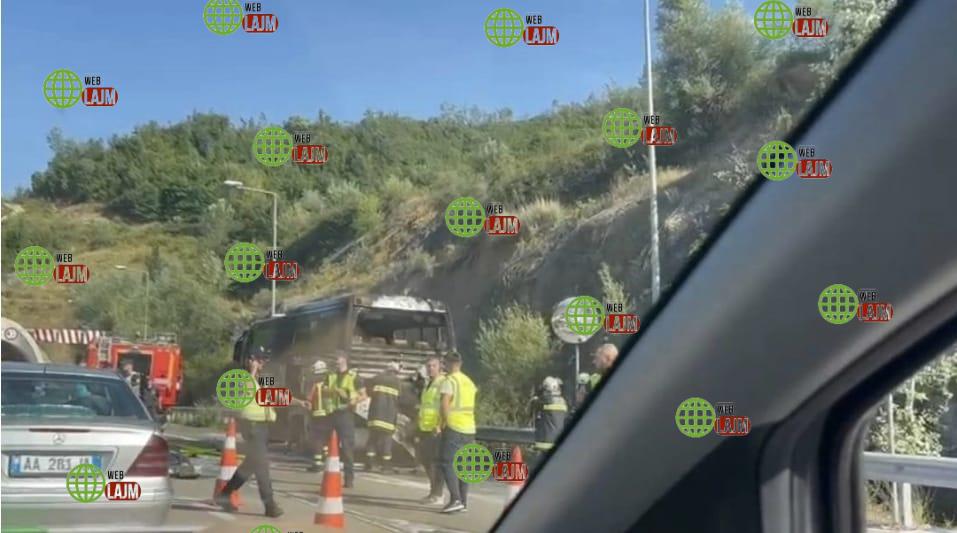 Autobuzi në flakë, fati shpëton pasagjerët / pamjet