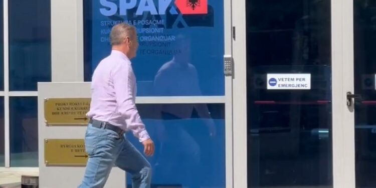 Trotuar pa leje me deklaratë punimesh për Aksin në pronësi të ARRSH / weblajm zbardh hetimin ndaj kryebashkiakut Pjerin Ndreu