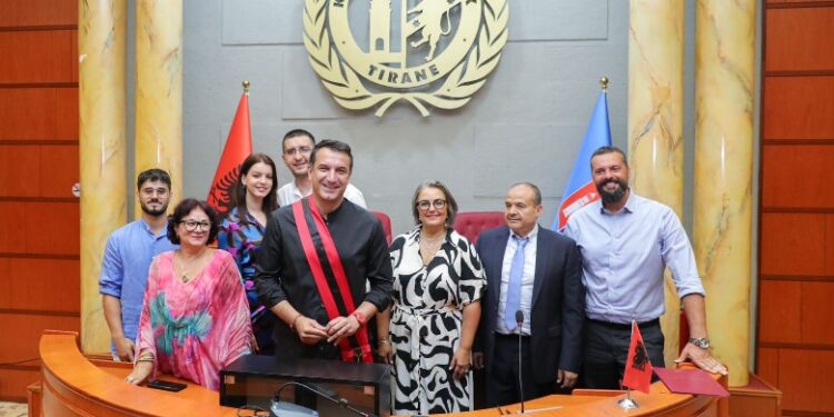 4 të huaj marrin nënshtetësi shqiptare, Veliaj: Bashkohemi për të çuar Tiranën përpara