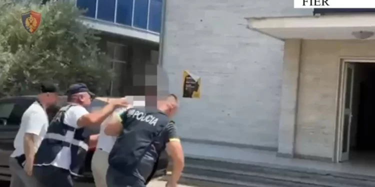 Pjesë e grupit kriminal për trafikim narkotikësh/ Arrestohet në Fier 33-vjeçari i kërkuar nga Interpol 