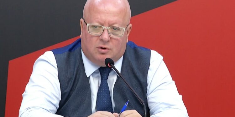 “Dilni nga shtëpitë dhe rrihni çdo polic që mbron hajdutët”/ Bëri thirrje për veprime të dhunshme, procedohet avokati Genc Gjokutaj