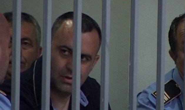 Dritan Dajti del nga qelia/ Merr pjesë në ceremoninë mortore të nënës së tij / pamjet