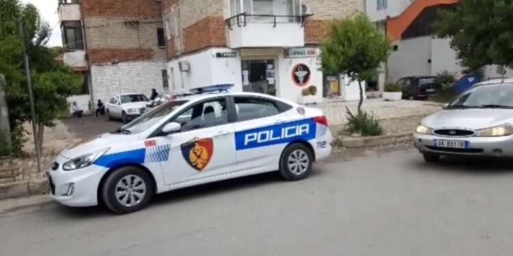 Vodhën 55 mijë euro dhe aksesorë floriri në një banesë në Fushë-Krujë, arrestohen dy vëllezërit