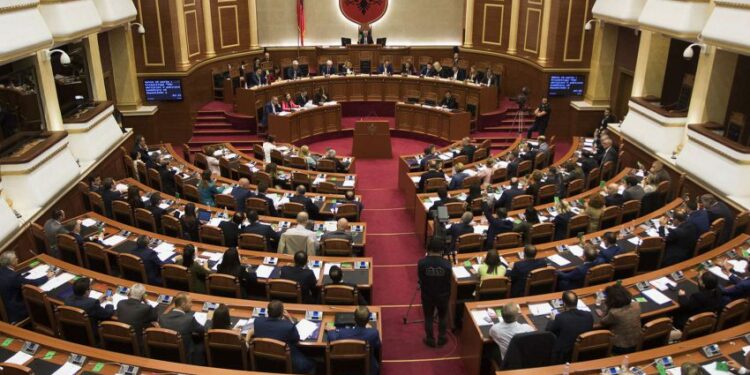 Parlamenti reduktoi me 6 ditë pushimet vjetore për punëmarrësit/ Konfederata e Sindikatave të Shqipërisë paralajmëron grevë 