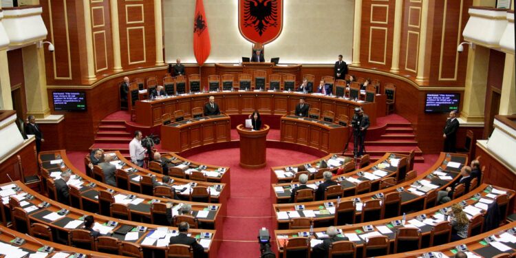 PD bllokon foltoren dhe përplas tavolinat/ Kuvendi miraton mes kaosit ndryshimet në qeveri 