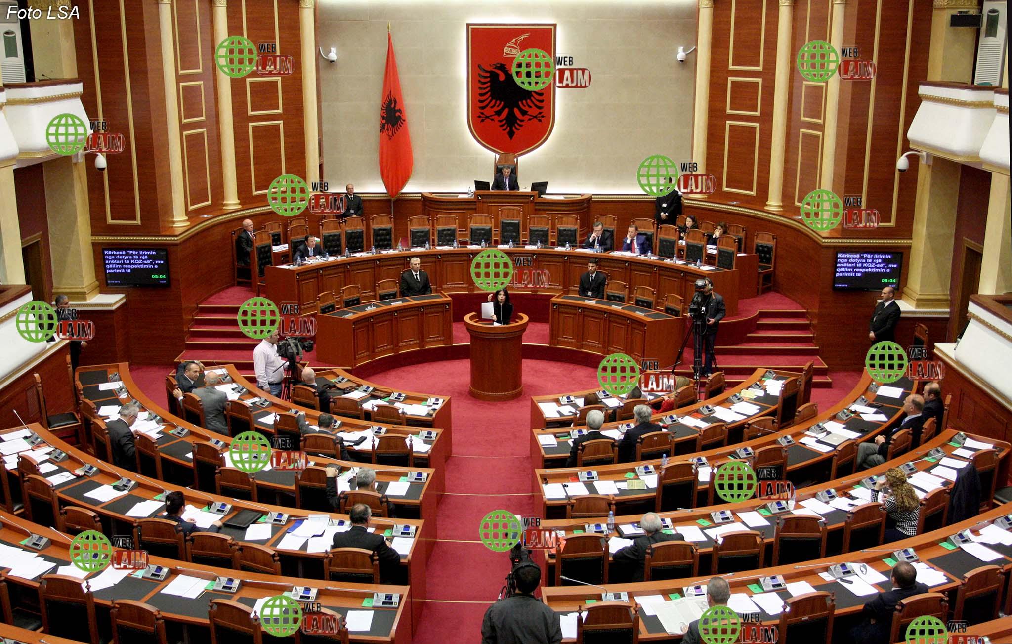 PD bllokon foltoren dhe përplas tavolinat/ Kuvendi miraton mes kaosit ndryshimet në qeveri