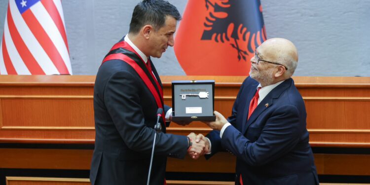 Ish Ambasadori Arvizu nderohet nga Bashkia Tiranë, Veliaj i Dorëzon “Çelësin e Qytetit”