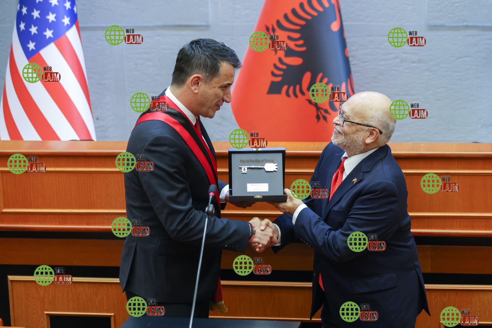 Ish Ambasadori Arvizu nderohet nga Bashkia Tiranë, Veliaj i Dorëzon “Çelësin e Qytetit”