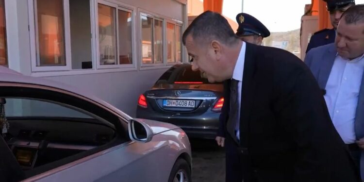 Dita e fundit e Ballës Ministër, Braktis Kolltukun rri në terren me vartësit