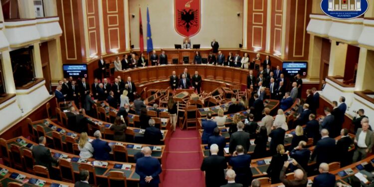 Kuvendi miraton projekt-deklaratën e PDIU/ 96 deputetë votojnë pro heqjes së ligjit të luftës me Greqinë