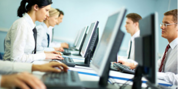 Kush paguhet më shumë? Gratë kryesojnë në pozicionet drejtuese, por burrat dominojnë në 86% të profesioneve