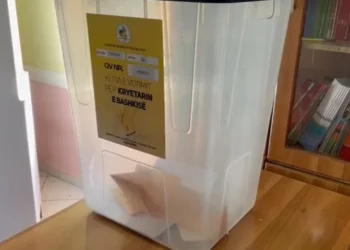 Pezullohet votimi në Himarë Fshat/ Njerëzit me karta identiteti të skaduara duan të votojnë