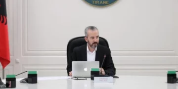 Qytetarët me karta ID të skaduara në Himarë, reagon KQZ: Nuk jemi ne…