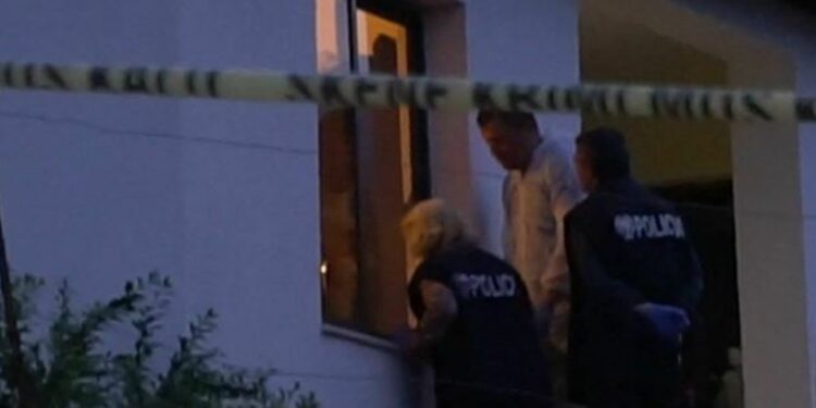 Krim i dyfishtë në familje/ Burri vret gruan me sëpatë në Konispol, pas aktit të rëndë djali e hedh nga shkallët