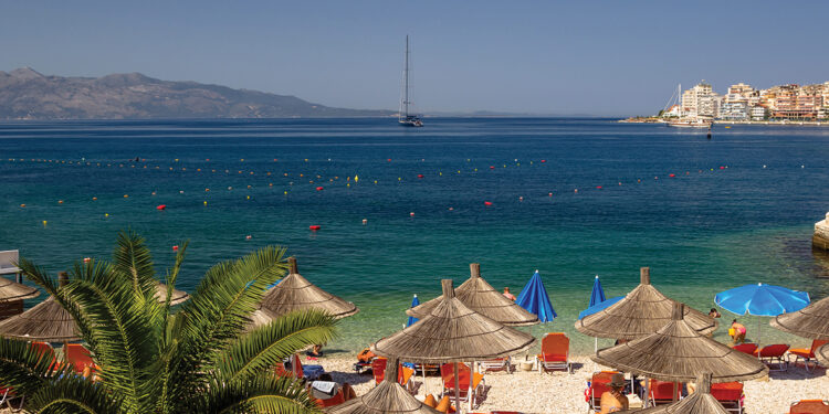 Bizneset: Turistët që vijnë në Shqipëri janë “low cost”; Më “koprracët” italianët, më dorëlëshuarit anglezët