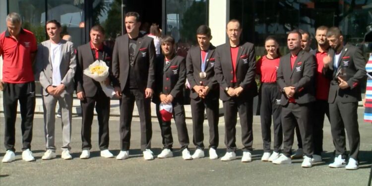 Shkruan historinë për Shqipërinë në Lojërat Olimpike/ Valiev dhe Dudaev mbërrijnë në Tiranë, mirëpriten nga kryebashkiaku Veliaj