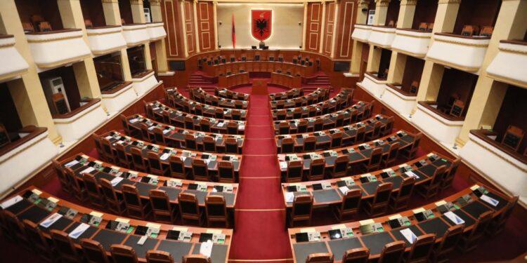 Munguan në punë, administrata gjobë deputetëve/ Publikohen emrat dhe shifrat e mbajtura