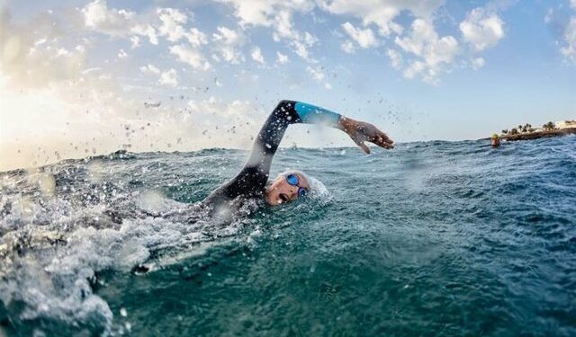 U nis me not nga Italia, Eva Buzo gruaja e parë që përshkon me not kanalin e Otrantos/ Mbërrin në Shqipëri pas 35 orësh