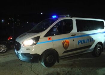 Të shtëna me armë zjarri në drejtim të një makine të blinduar në Vaun e Dejës, gjendet mjeti i braktisur / Pamjet