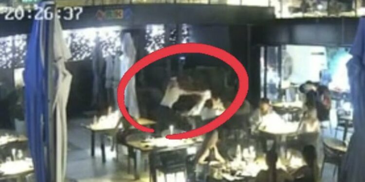 VIDEO/ Të “maskuara” me kapele, momenti kur Antonela dhe Mariela Berisha dhunojnë barbarisht Klea Prengën