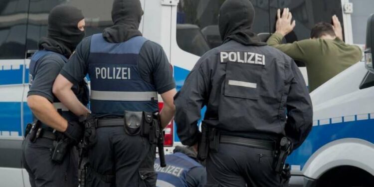 Kërcënoi me armë burrin e gjyqtares së GJKKO, arrestohet 37-vjeçari shqiptar në Gjermani