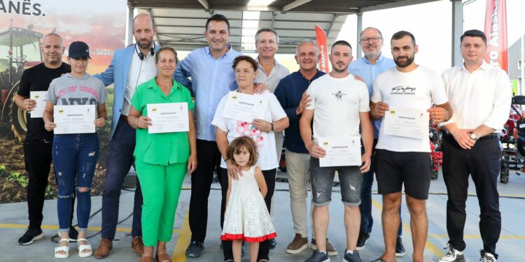 Ndihmesa për Fermerët dhe produktet vendave,. Bashkia Tiranë dhe Organizatën Gjermane dhurojnë makineri bujqësore, Veliaj: Blini produkte vendase