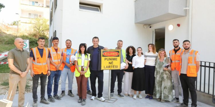 “Kolegji Europës” gati të hap dyert, Tre studentë me bursë nga Bashkia Tiranë