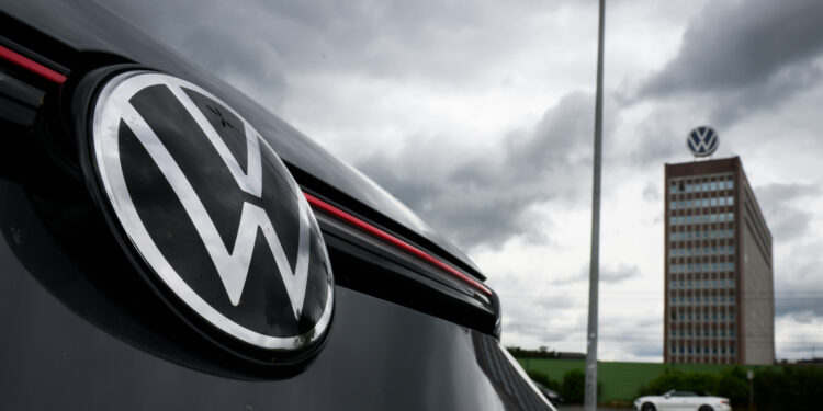 Volkswagen “hedh” në rrugë 110 mijë punonjës. Nis mbylljen e fabrikave në Gjermani