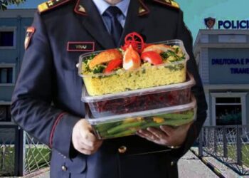 Karta Ushqimore / Supermarketet kushtëzojnë policët s’mund të zgjidhni ushqimet. Sms i zv.drejtorit Sokol Bizhga, shkoni me udhëzim❗️