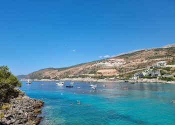 Përkeqësohet cilësia e ujit në plazhe/ Nga Jugu në Veri, ja pikat me ndotjen më të lartë