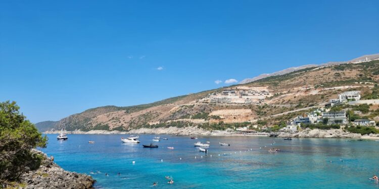 Përkeqësohet cilësia e ujit në plazhe/ Nga Jugu në Veri, ja pikat me ndotjen më të lartë