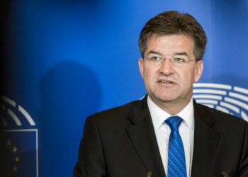 Pas situatës së tensionuar në veri, Lajçak vizitë blic në Prishtinë